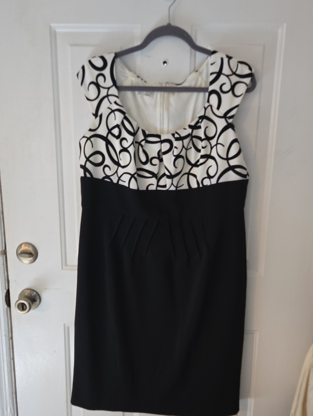 London Times Black and White Cap Sleeve Sheath Dress